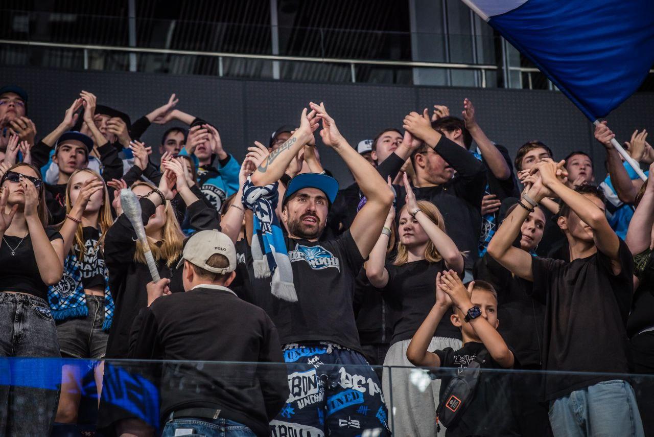 Фото Крики фанатов, тысячи зрителей и Ваня Дмитриенко. День Болельщика в Новосибирске – яркие кадры 17